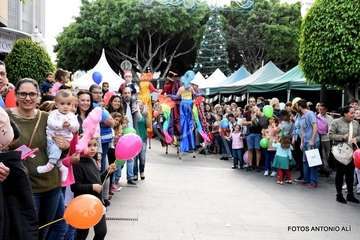 Papá Noel recibe el cariño de cientos de niños de Telde (Foto Antonio Alí y TA)